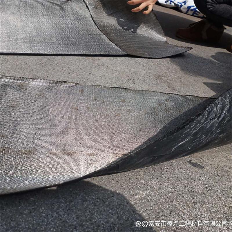 沥青抗裂贴的特性与优势 道路养护的理想选择
